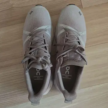 On Cloudsurfer 방수 스니커즈 베이지