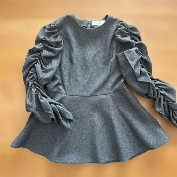 Heve 프릴 슬리브 그레이 페플럼 상의