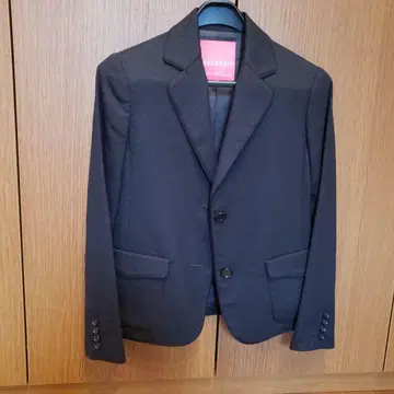 준코 시마다의 짙은 그레이 자켓