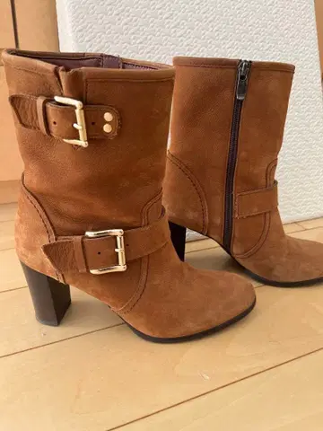 DIANA 캐러멜 계열 브라운 스웨이드 사이드 지퍼 부츠