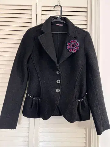 이탈리아제 블랙 테일러드 자켓 꽃 브로치 포함