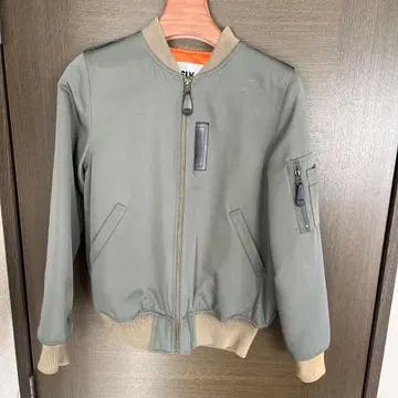 MA-1 스타일 올리브 그린 자켓