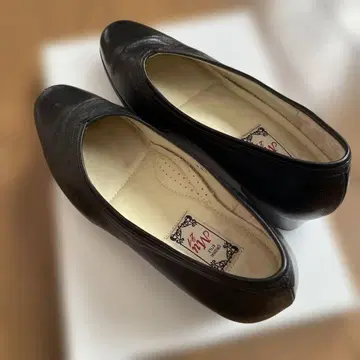 블랙 가죽 펌프스