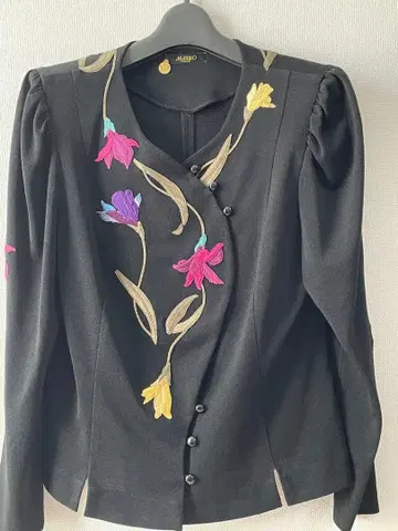 블랙 노카라 자켓 꽃무늬 자수