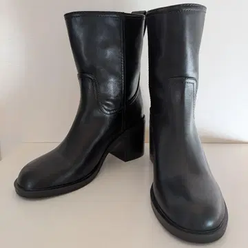 시착만 한 상품 LE TALON 볼륨 힐 미들 숏부츠 24.5cm