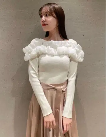 SNIDEL 프릴 달린 화이트 니트 긴팔 상의