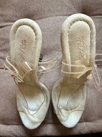 클리어 스트랩 하이힐 펌프스