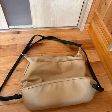 베이지 숄더백 플랩 포켓 부착