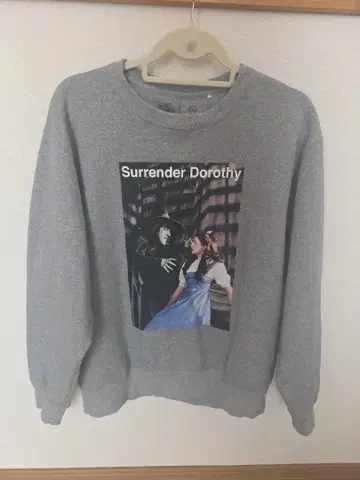 GU Surrender Dorothy 맨투맨 M