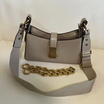 베이지 숄더백 합성 피혁 골드 금장 장식