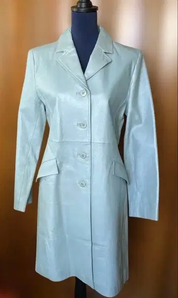 가죽 코트 라이트 블루 버튼 달린 롱 코트