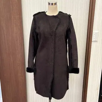 무스탕풍 블랙 긴팔 코트 버튼 포함