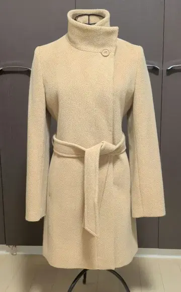 베이지 코트 스탠드 카라 벨트 포함