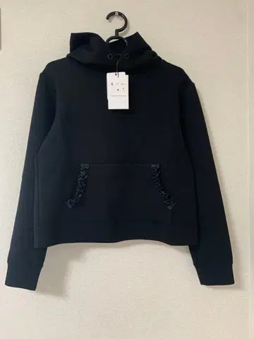 Couture Brooch 프릴 포켓 후드티 블랙