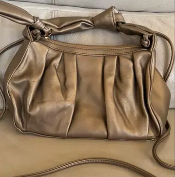 브라운 골드 플리츠 디자인 파우치