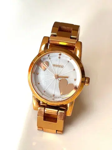 Wired 골드 하트 모티브 손목시계
