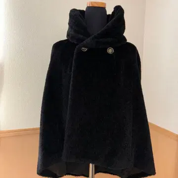 후드 부착 블랙 플리스 케이프 코트