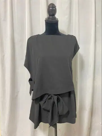 [ UN3D. ] 케이프 레이어드 블라우스 블랙