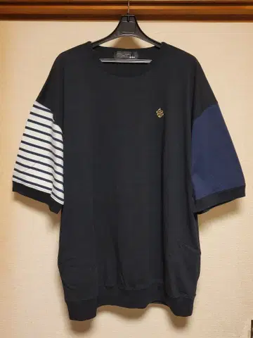 소매가 비대칭인 포켓 부착 남성용 T셔츠