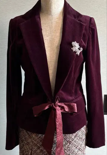 [크레드베일] 버건디 벨벳 테일러드 자켓 고양이 브로치 포함