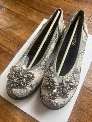 Balancoire 스네이크 패턴 플랫슈즈 블랑코와르