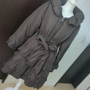 앤드러브 빅 숄 프릴 다운 코트 A라인