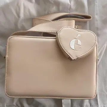 하트형 파우치 부착 숄더백 핑크