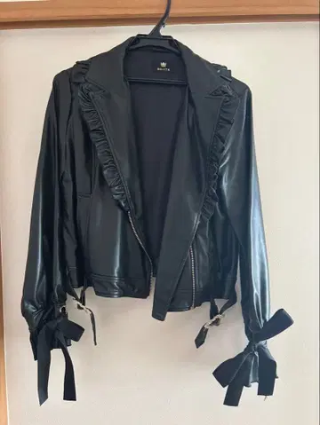 ROJITA 프릴 장식 블랙 자켓