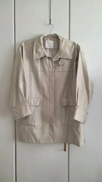 THE YOn 오픈 슬리브 페이턴트 페이크 가죽 자켓