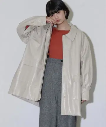 THE YOn 오픈 슬리브 페이턴트 페이크 가죽 자켓