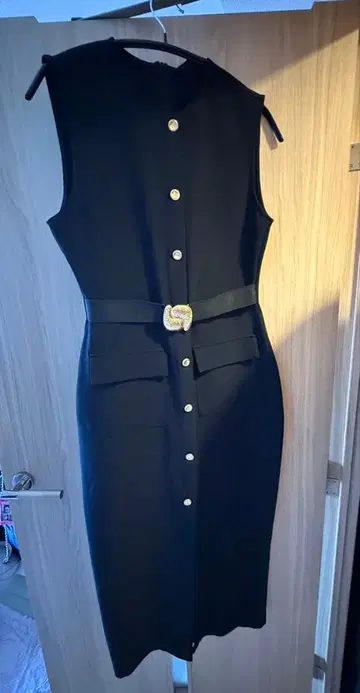 슬리브리스 무릎 기장 원피스 블랙