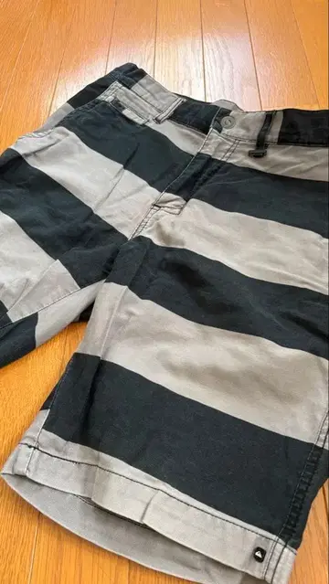 Quiksilver 32 블랙 & 그레이 스트라이프 숏팬츠