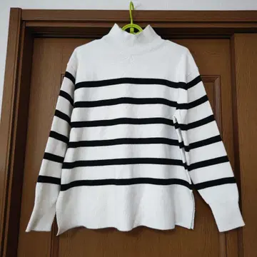 스트라이프 터틀넥 니트