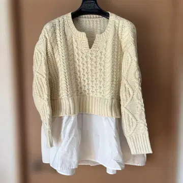크림색 케이블 니트 레이어드 상의