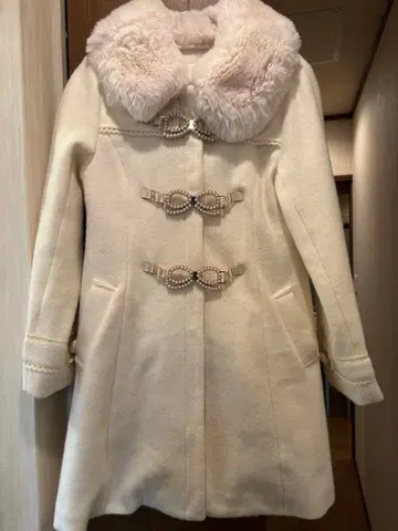 화이트 퍼 부착 롱 코트