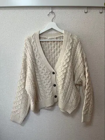 KBF 아이보리 케이블 니트 가디건