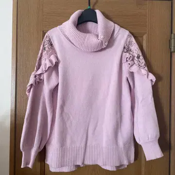 앤드러브 프릴 달린 터틀넥 스웨터 핑크