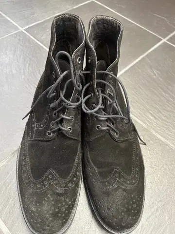 블랙 스웨이드 브로그 부츠