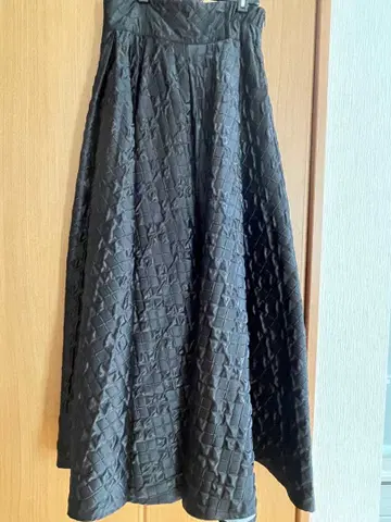 블랙 플레어 스커트 퀼팅 디자인