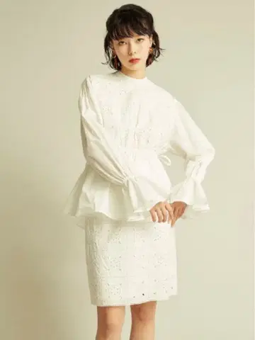 Lily brown 릴리 브라운 자수 화이트 타이트 스커트 새상품