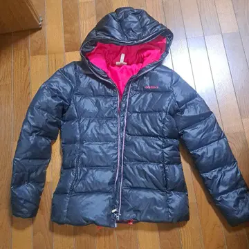 후드 부착 블랙 다운 자켓