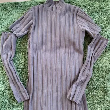 스트라이프 터틀넥과 플레어 팬츠 세트