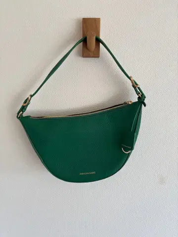 그린 레더 하프문 숄더백