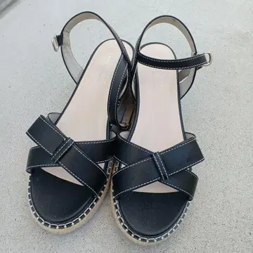 블랙 크로스 스트랩 샌들