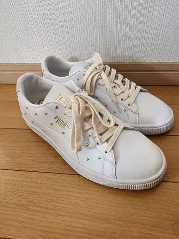 PUMA 하트 스터드 화이트 스니커즈