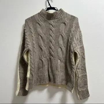 AKIRANAKA 베이지 케이블 짜임 하이넥 니트 스웨터