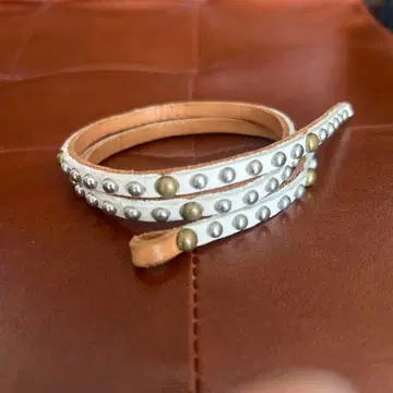 화이트 가죽 스터드 벨트