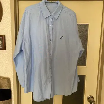 연한 파랑색 자수 버튼 셔츠