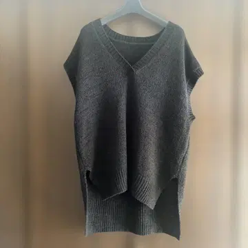 다크 그레이 V넥 니트 베스트
