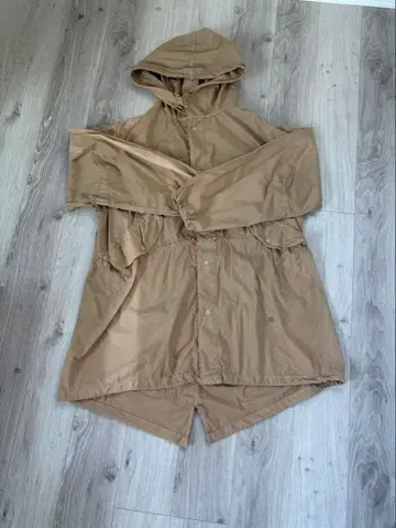 베이지 트렌치코트 후드 부착